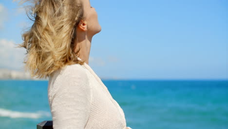 Mujer-Rubia-Admirando-La-Vista-Del-Océano