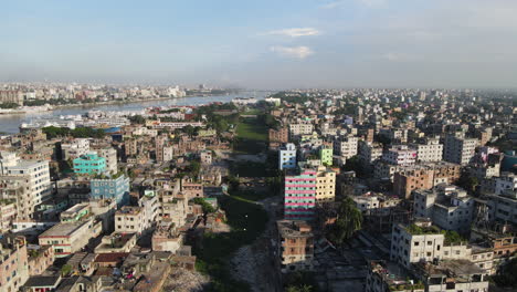 Luftbild-über-Der-Stadt-Dhaka-Mit-Trockenem-Kanal,-Der-Als-Industrielle-Mülldeponie-Genutzt-Wird
