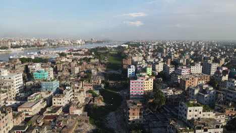 antena a través de la ciudad urbana de dhaka que muestra un canal seco utilizado como basurero industrial