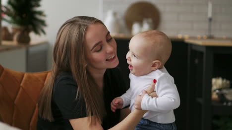 Cámara-Lenta-De-Madre-Y-Bebé.-Familia-Feliz.-Mamá-Con-Su-Hijo-Sonriendo-Y-Riendo-En-Casa.