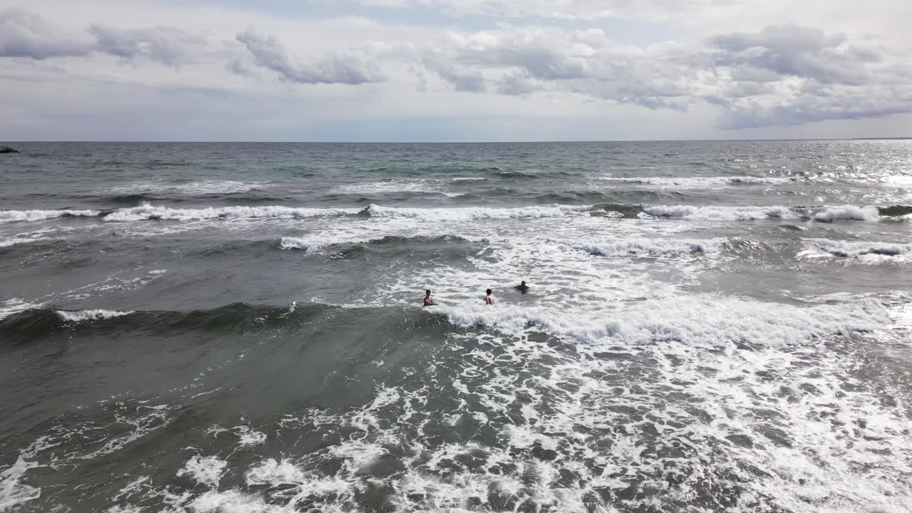 아름다운 바다에서 파도에서 놀고 있는 사람들