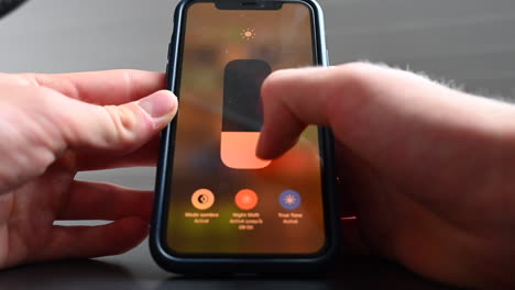 Ein-Telefonbenutzer-ändert-Die-Helligkeit-Seines-Telefons-In-Den-Einstellungen,-Die-Verwendung-Seines-Mobiltelefons-Nach-Seinem-Eigenen-Komfort