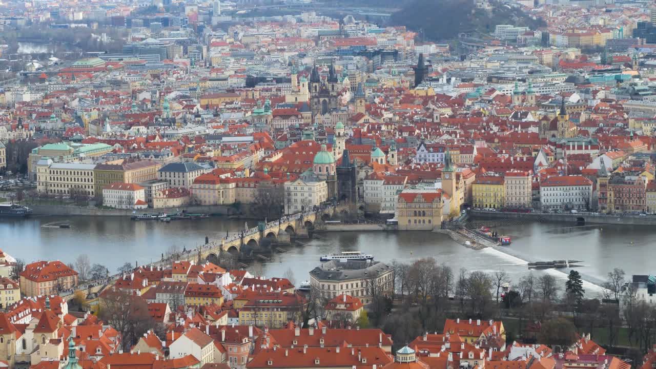 Veduta della Città Vecchia di Praga, del Ponte Carlo e del fiume Moldava dalla Torre di Osservazione di Petřín