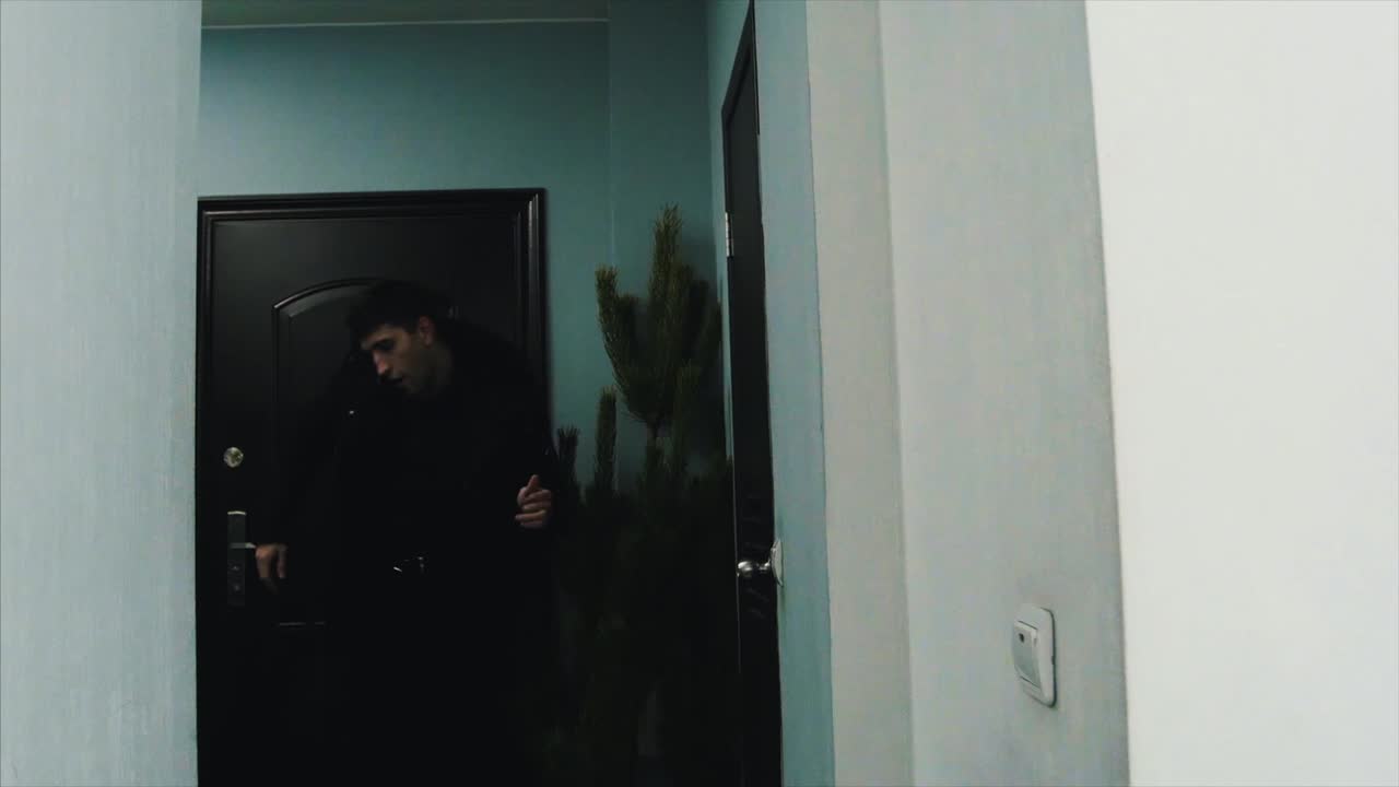 hombre hablando por teléfono en el pasillo