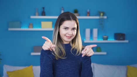 Mujer-Joven-Alegre-Bailando-Haciendo-Señales-De-Corazón.