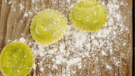 primer plano de pasta casera con harina sobre un fondo de madera