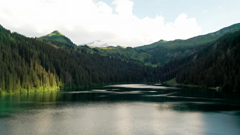 Tiefflug-über-Den-Schweizer-Bergsee