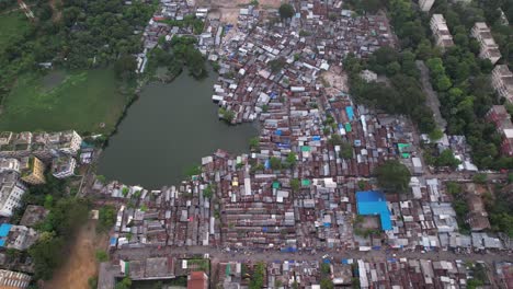 Slumgebiet-Am-Stadtrand-Neben-Wohngebäuden