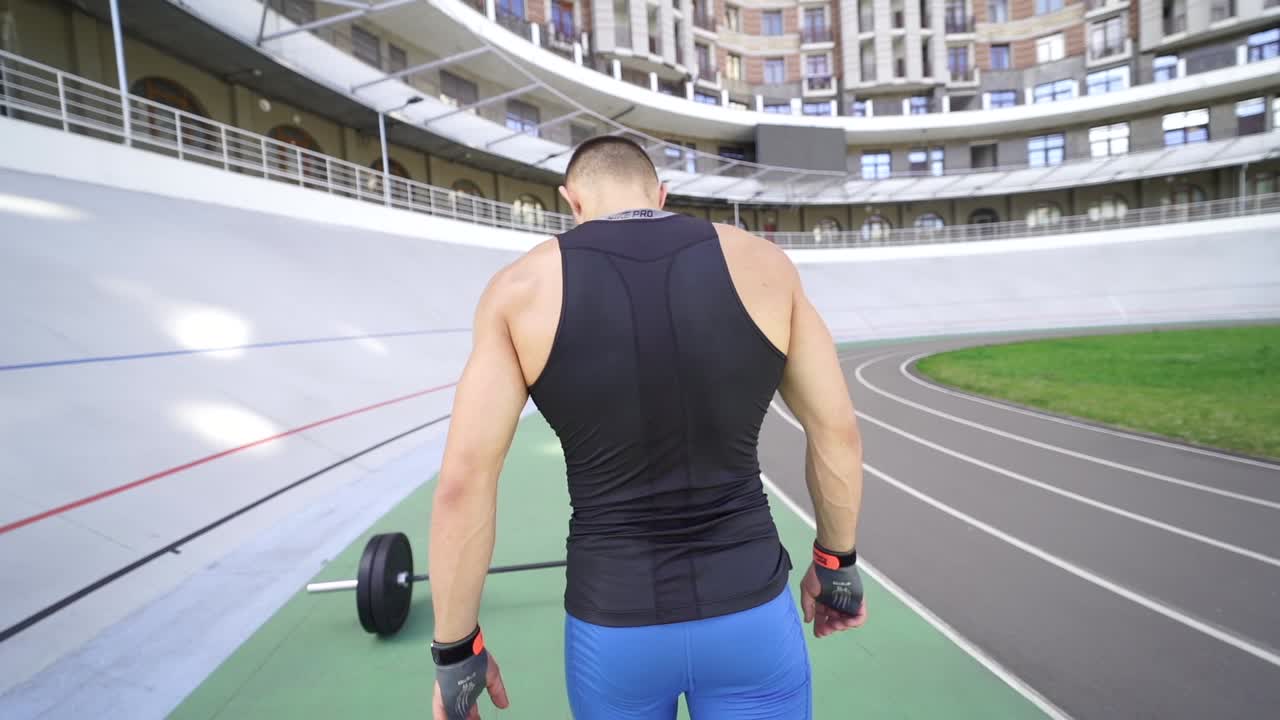 야외에서 무게를 들어올리는 남자