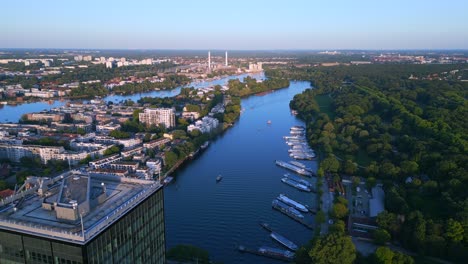 Treptower-Park-Tower-River-City-Berlin-Deutschland-Sommertag