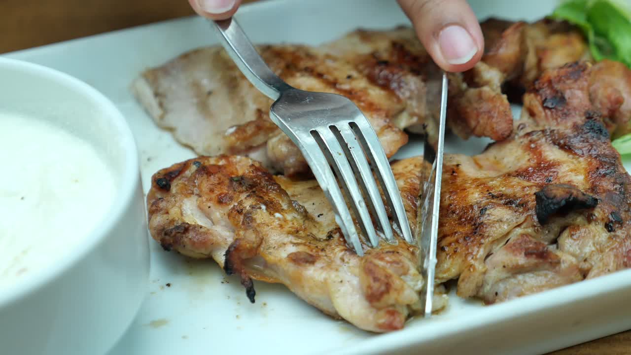 pollo a la parrilla en un plato