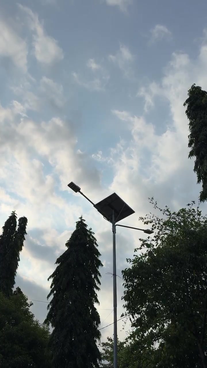 Lampu Jalan Tenaga Surya dengan Latar Langit Berawan