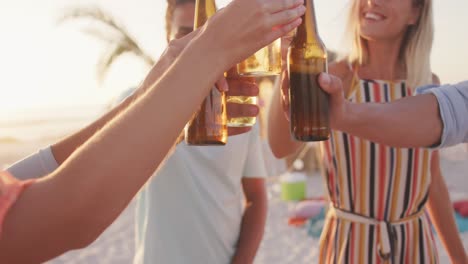 Amigos-Disfrutando-De-Una-Fiesta-En-La-Playa