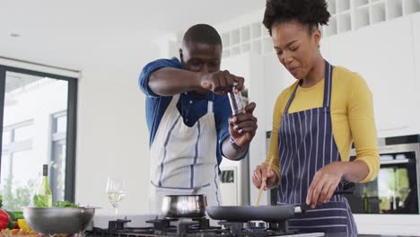 Video-Eines-Glücklichen-Afroamerikanischen-Paares,-Das-Zusammen-Kocht
