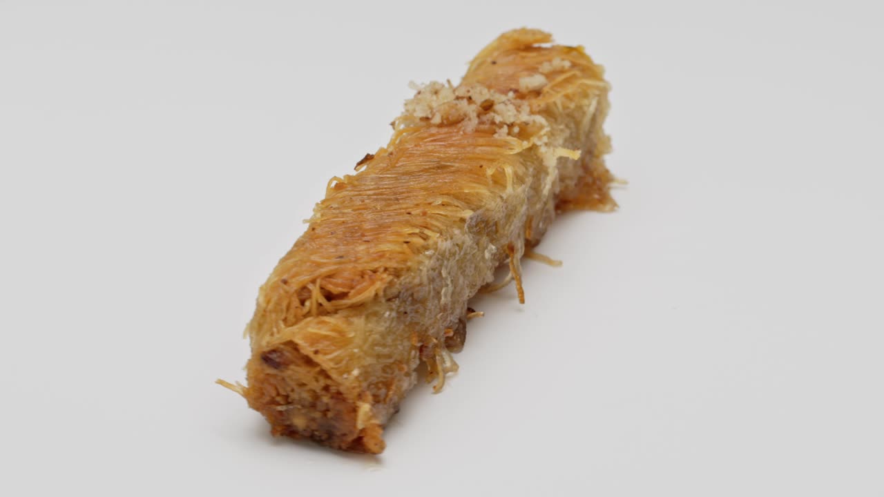 баклавский десерт на изолированном вращающемся белом фоне