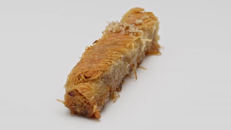postre de baklava en un fondo blanco rotativo aislado