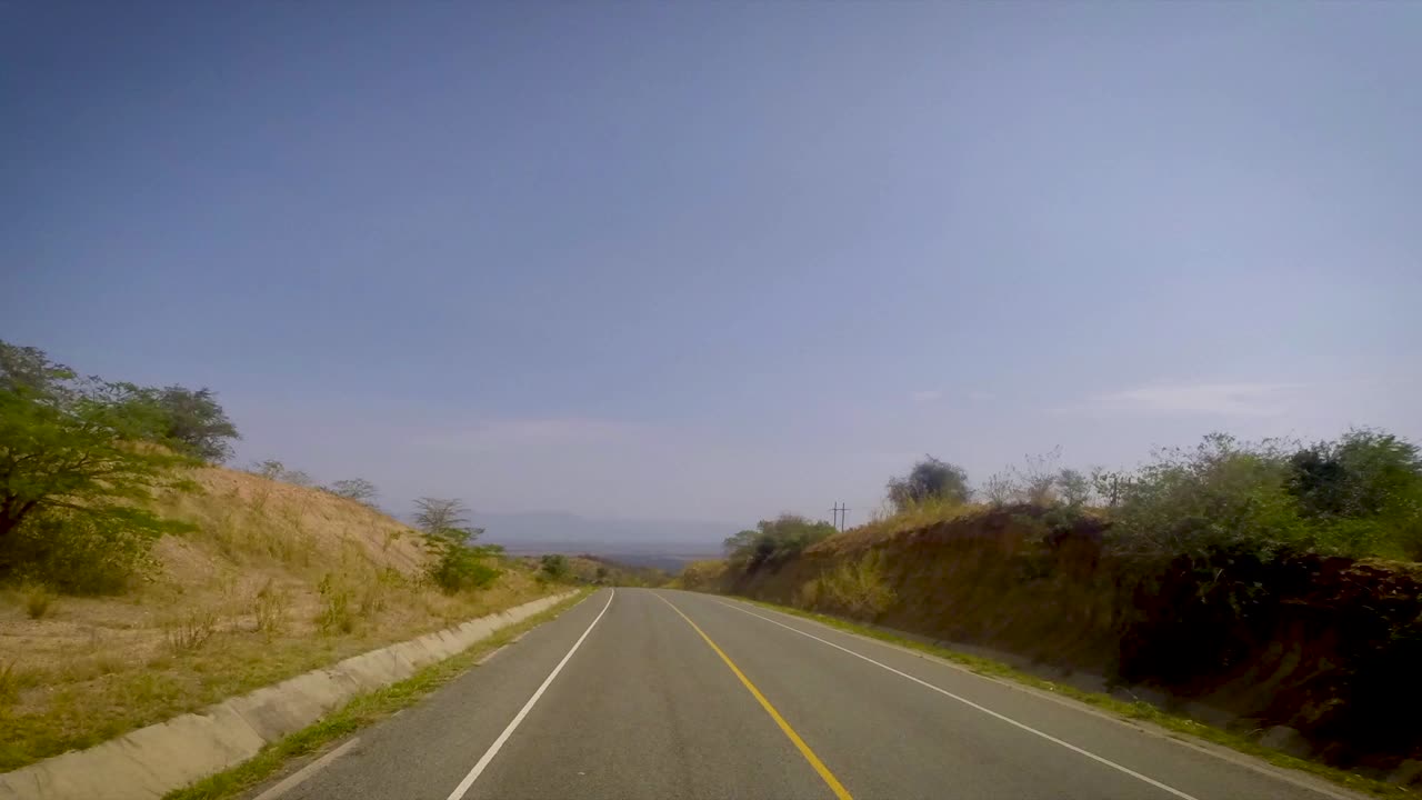 리키 계곡을 가로지르는 광활한 카라모자 땅의 차 위에서 볼 수 있는 타임 스 전면