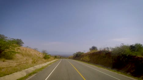 vista delantera desde la parte superior del coche de la vasta tierra de karamoja que pasa por el valle de semliki