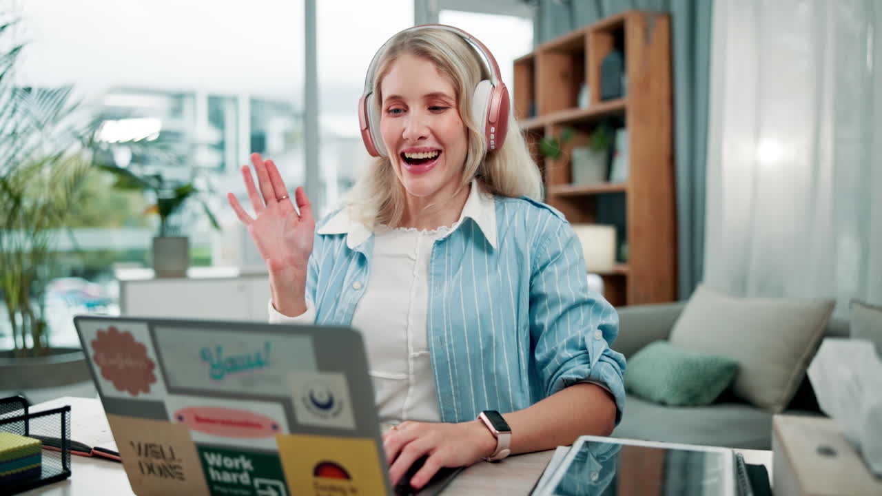 Donna che usa il laptop per una videochiamata