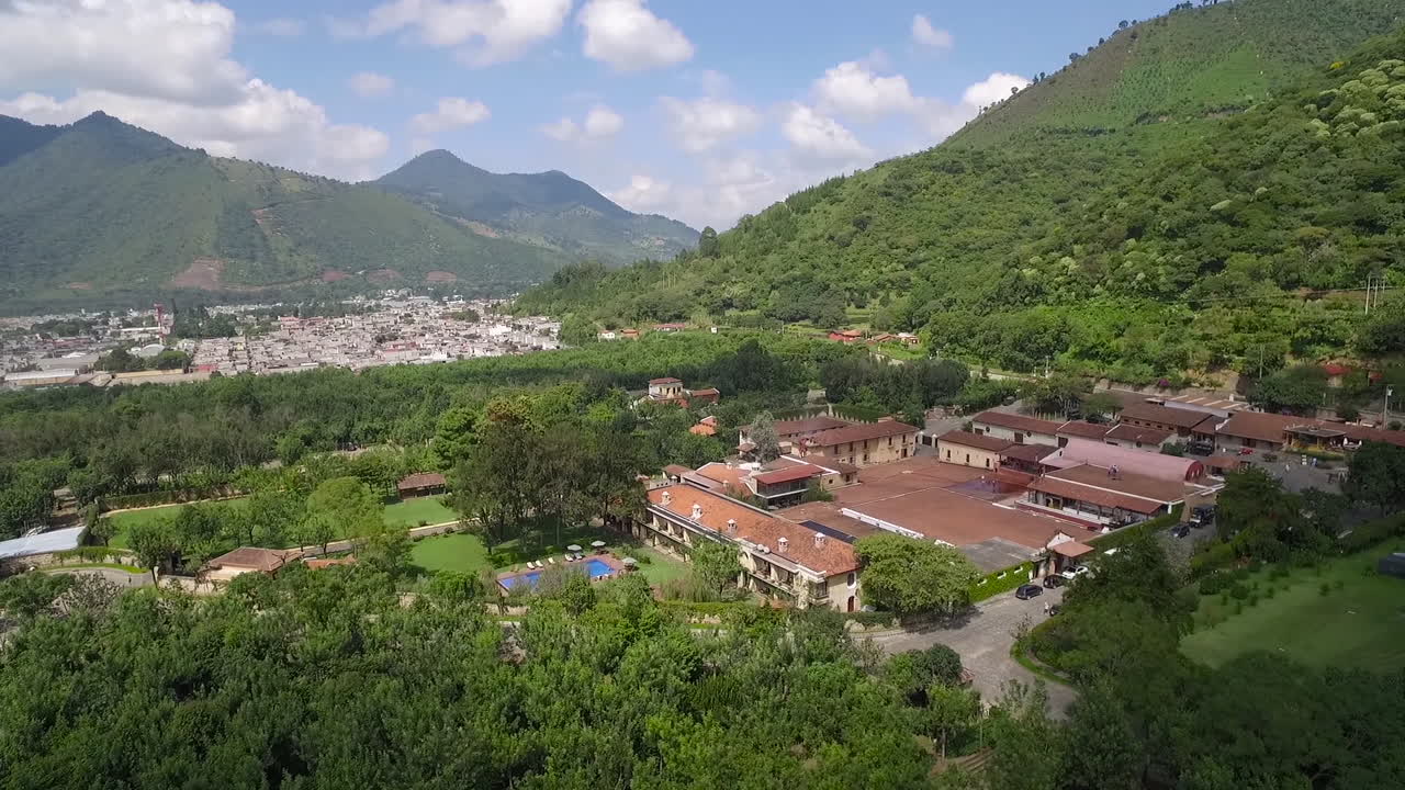 antena sobre los pueblos de la selva y los campos agrícolas de guatemala 1