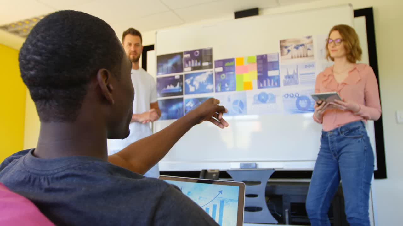 joven equipo de negocios de raza mixta planeando y sentado en una oficina moderna 4k