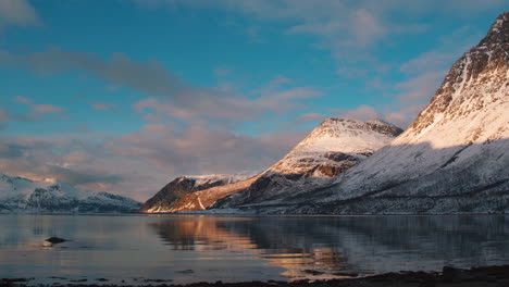 travelling cinematográfico de bajo nivel al borde de un fiordo cerca de tromso