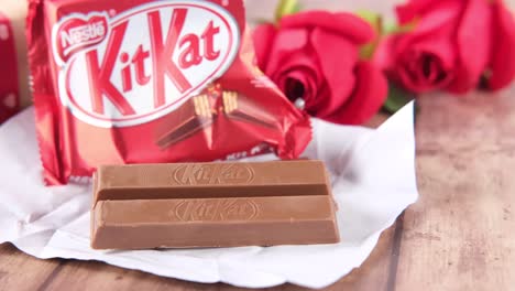 barra de chocolate kitkat con rosas