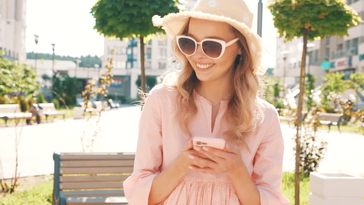 밖에서 분홍색 드레스를 입은 여자