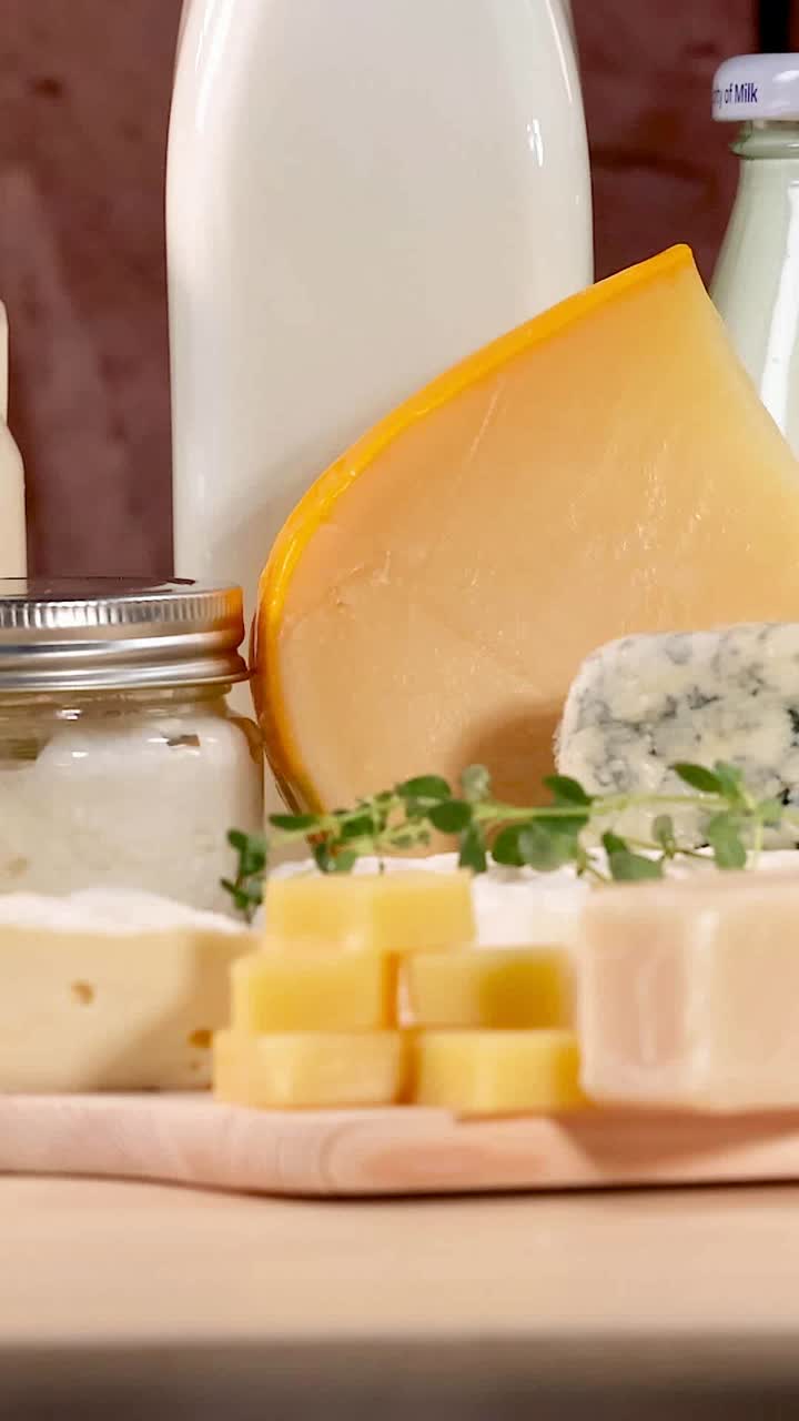 나무 표면 에 전시 된 여러 가지 유제품