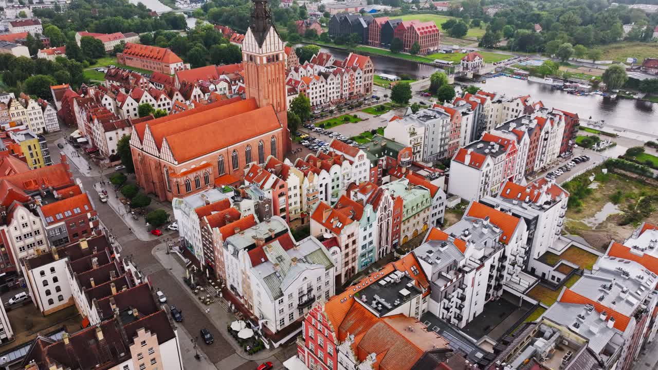 Drone captura a atmosfera nublada de verão acima das ruas medievais de Elblag.