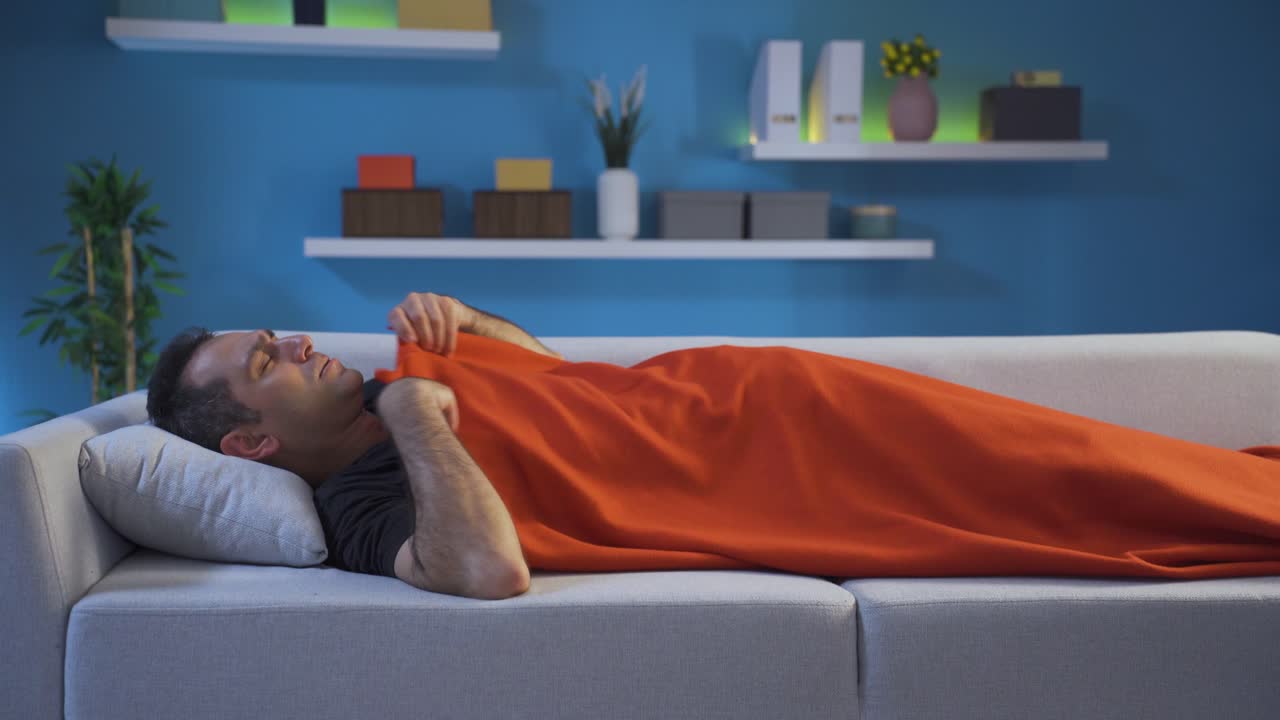 abrumado por el calor, el hombre está sudando y contrayéndose.