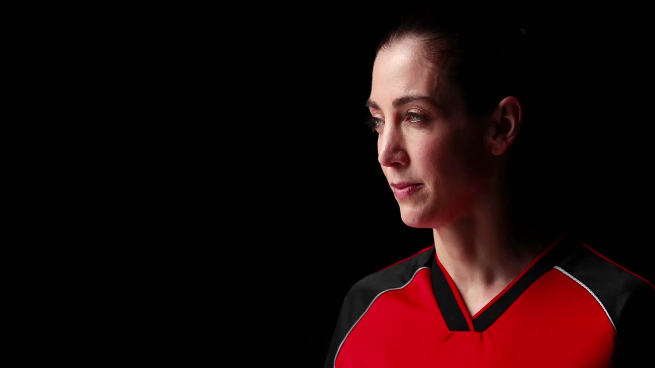 una deportista sonriente jugando con la pelota