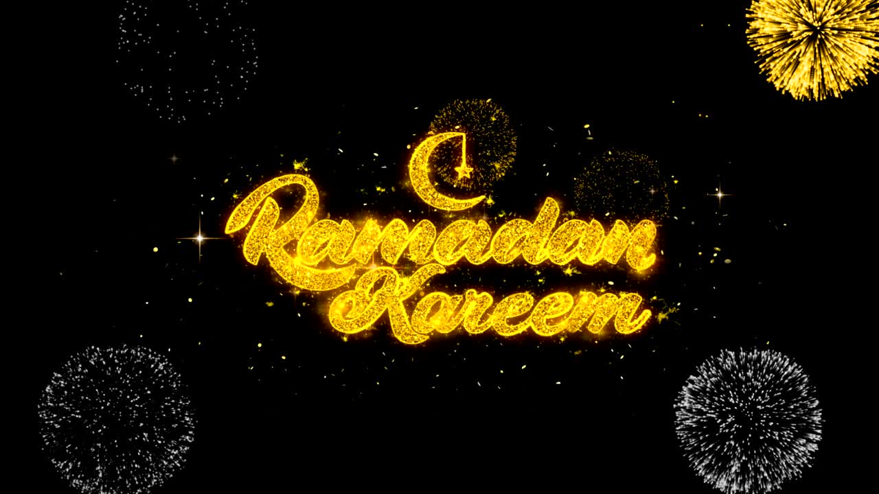 Rivelazione del testo di auguri Ramadan Kareem su fuochi d'artificio con particelle dorate scintillanti