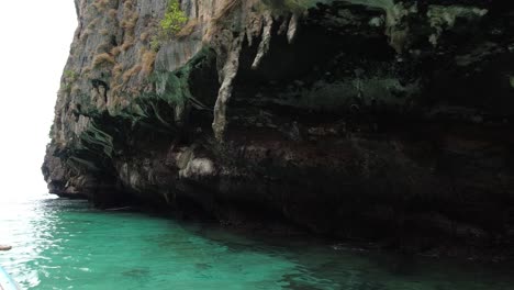 Limestone-Rocks-with-Turquoise-Waters-on-the-Island-of-Koh-Phi-Phi-Leh-in-Krabi,-Thailand
