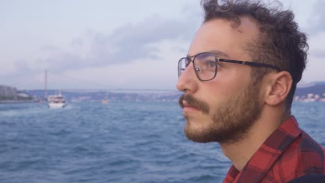 hombre pensativo en el ferry en el bósforo.