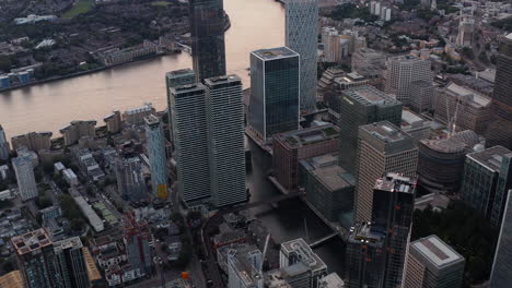 Vista-De-ángulo-Alto-De-Los-Edificios-De-Oficinas-De-Canary-Wharf.-Canal-De-Agua-Entre-Rascacielos-En-Antiguos-Muelles.-Londres,-Reino-Unido