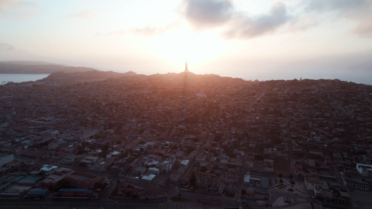 vista panorámica del paisaje urbano de coquimbo con la cruz del milenio de fondo durante la puesta de sol en chile