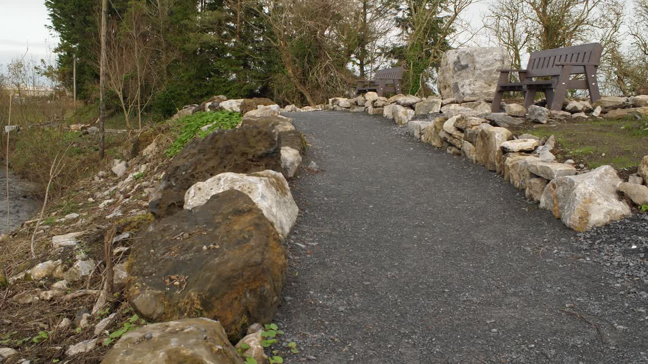 강 옆에 빈 벤치가 있는 황량한 장면