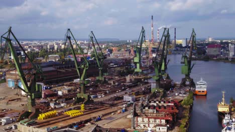 Industriegebiet-Der-Werft-Und-Kräne-In-Danzig,-Polen