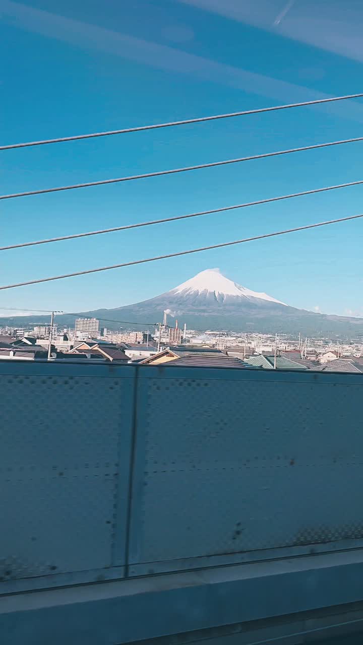 el monte fuji visto desde el tren en japón