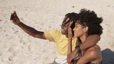 Couple-taking-selfie-with-mobile-phone-on-the-beach-4k