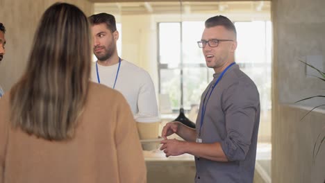 Geschäftsleute-Trinken-Kaffee-Zum-Mitnehmen-Im-Büro