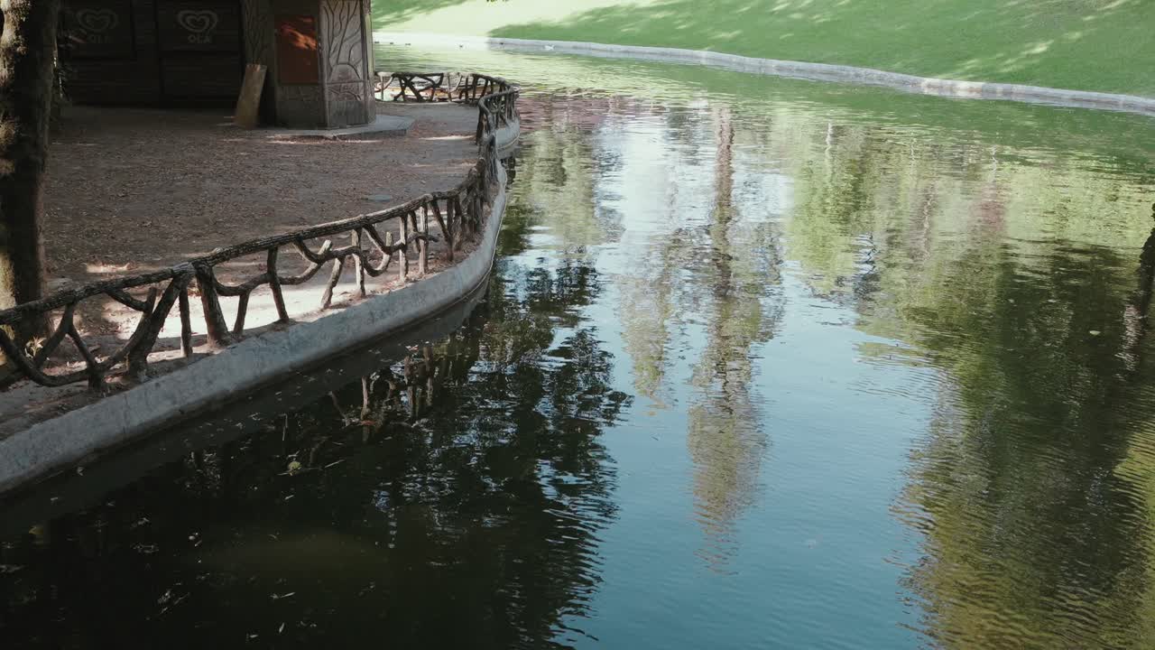 브라가 포르투갈의 Bom Jesus 성소에 있는 평화로운 호수 풍경