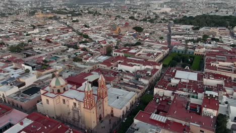 iglesia de la congregación de nuestra señora de guadalupe y la plaza de armas en santiago de querétaro, méxico - toma aérea con drones