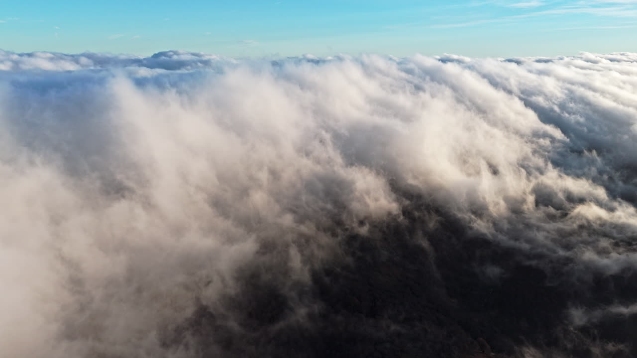 Vista aerea di nuvole che si estendono sulle montagne, scena serena e maestosa
