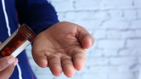 persona que toma pastillas