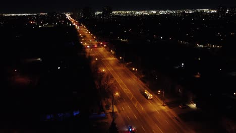 Vista-Aérea-Del-Camión-De-Bomberos-Que-Responde-Al-Accidente-En-La-Intersección-De-La-Carretera-Por-La-Noche-En-Toronto,-Ontario,-Canadá