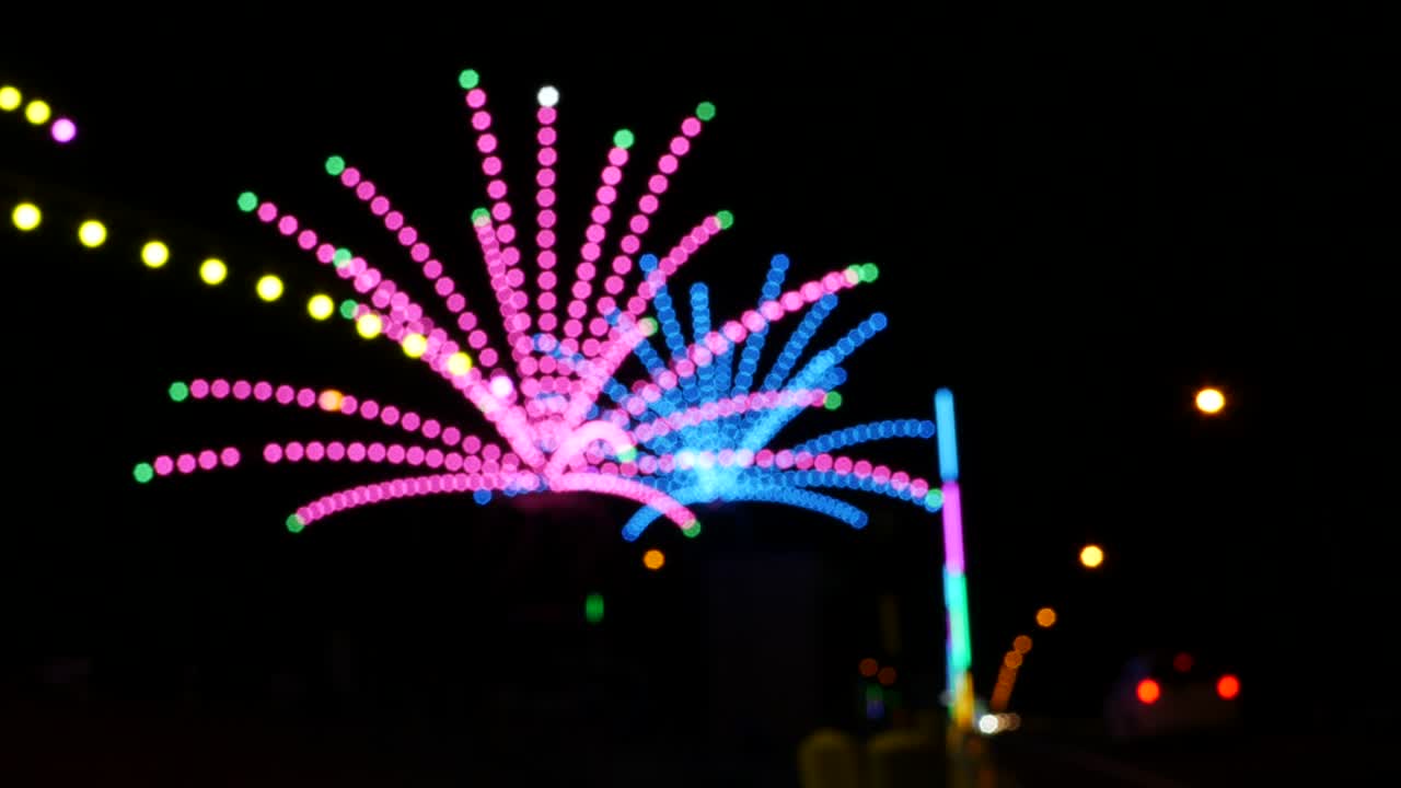 밤에는 파란색 효과의 빛이 있습니다.