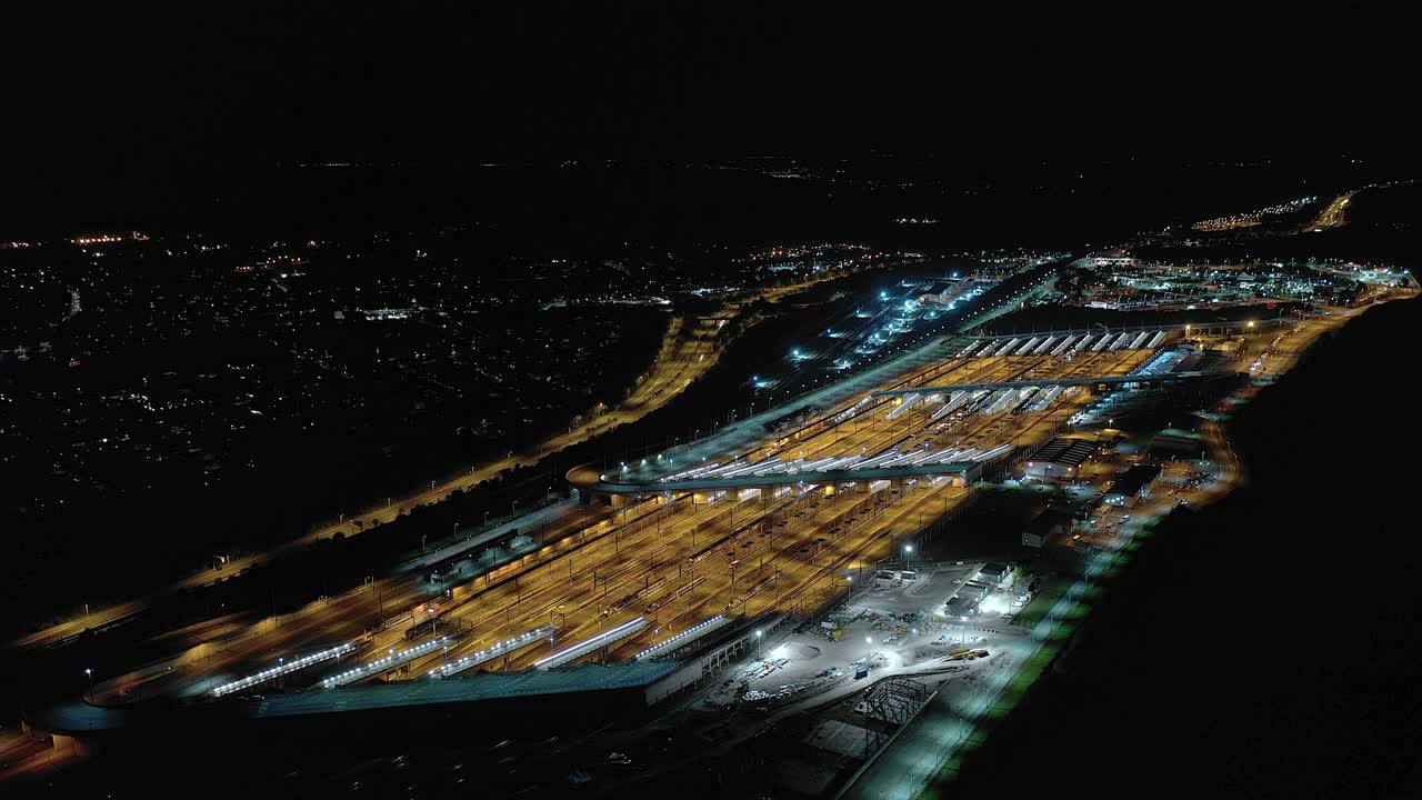 열차로 운송하기 위해 모터레일 서비스에 도착하고 출발하는 차량