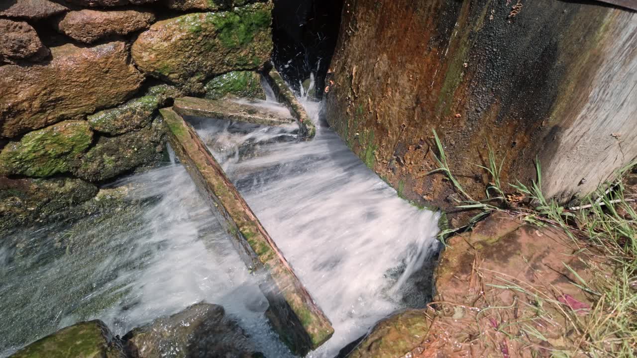 salidas de agua salpicante de la esclusa de cañón de madera
